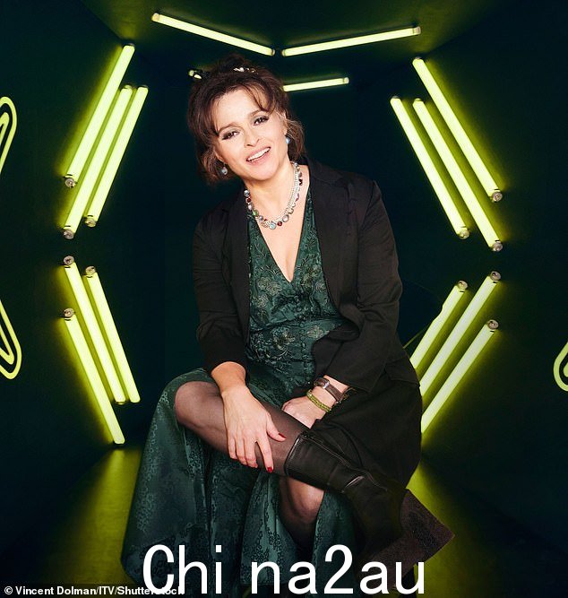 时尚:Helena 将她的深色流苏长发梳成时尚的髻,用银夹固定