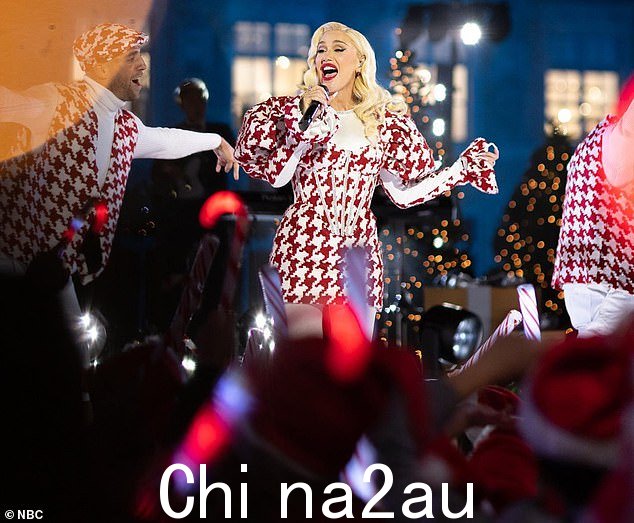 有趣的节目:Gwen 后来在屋顶上表演了她的歌曲 Under The Christmas Lights