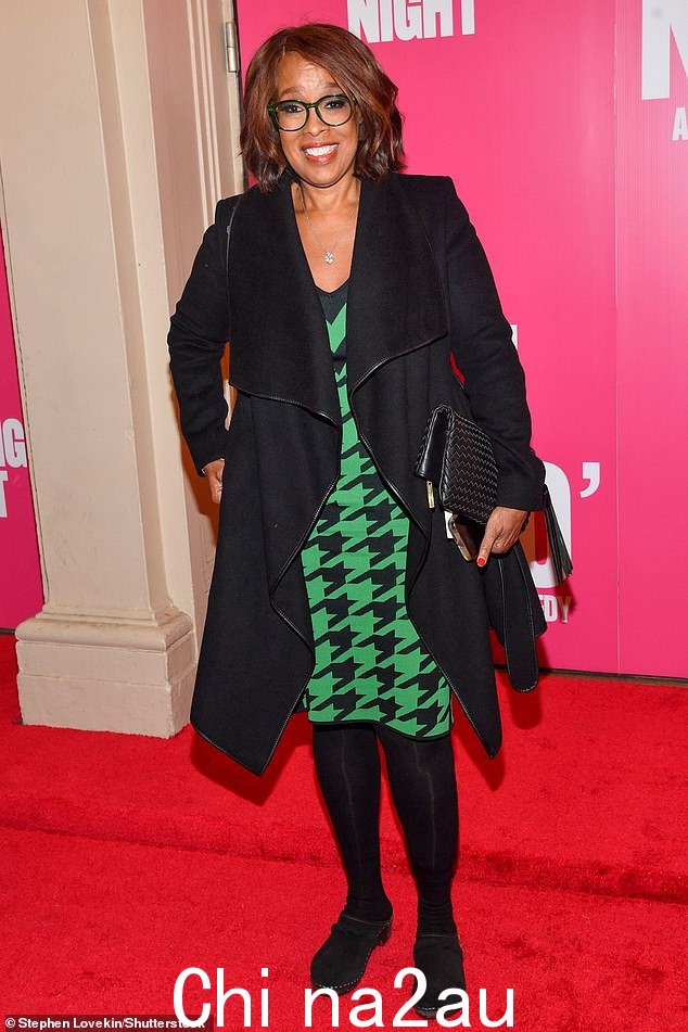 时尚:奥普拉·温弗瑞 (Oprah Winfrey) 最好的朋友盖尔·金 (Gayle King),67 岁,也出席了。这位电视名人在黑色紧身裤外穿了一件绿黑相间的千鸟格连衣裙。 , 67 岁,也出席了。这位电视名人在黑色紧身裤外穿了一件绿色和黑色千鸟格图案的连衣裙</p>