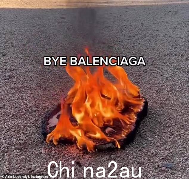 Balenciaga burn:单身汉第 22 季的 41 岁明星和他 31 岁的妻子 Lauren 烧毁了两场 Balenciaga 秀并在社交媒体上分享。 class=