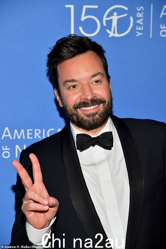和平! Fallon 在单独走红地毯时挥舞着一个和平手势