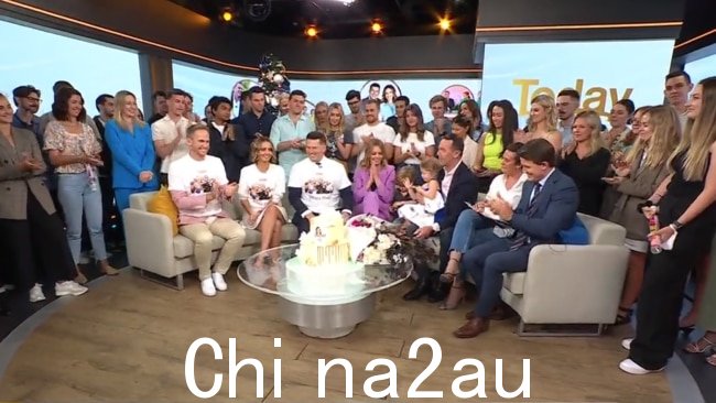 今日秀剧组和联合主持人与兰登的家人一起在沙发上分享了最后的时刻,她得到了蛋糕和一束花朵。图片:九