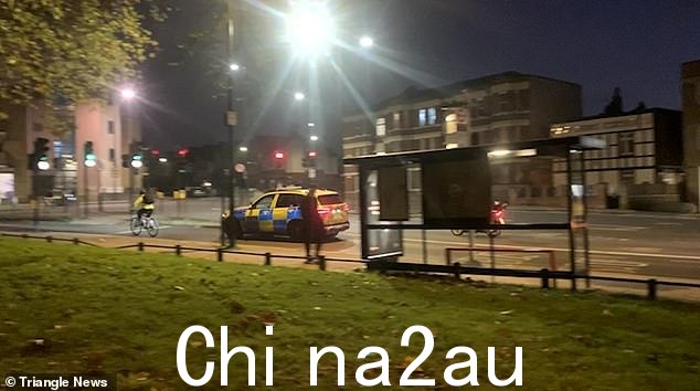 其他不幸的受害者包括紧急服务部门,一辆警车被摄像机清楚地拍到非法进入公交车道