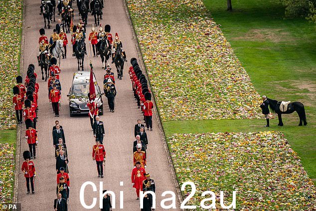 艾玛在 2022 年 9 月 19 日的葬礼上被放置在温莎庄园的长廊上,向她的主人道别