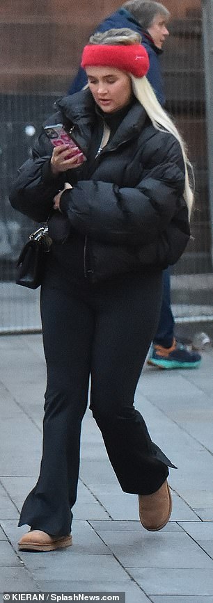 忙碌的女人:我nstagram 影响者在下面穿了一件黑色拉链套头衫