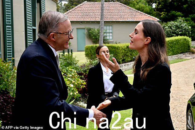 照片显示,马林女士稍后会在艾博年先生位于悉尼的官邸会面。两人发表了一份联合声明,称他们的会谈“强调需要共同努力,加强开放和民主社会的韧性” class=