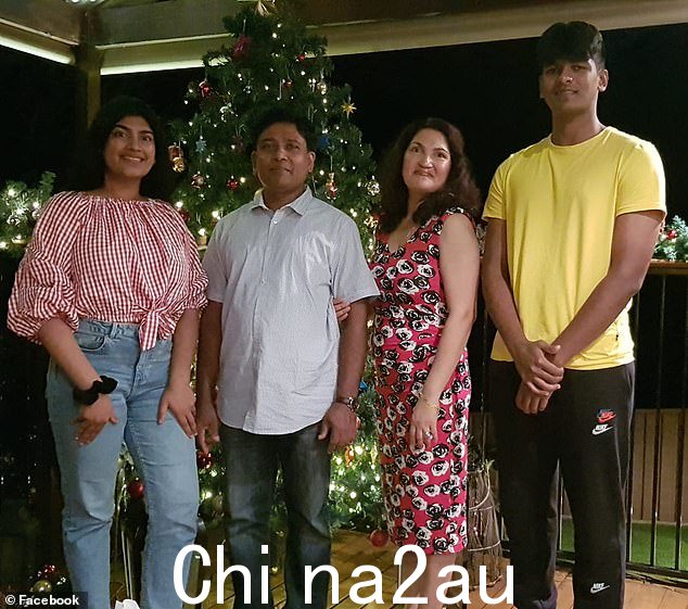17 岁的 Calvin Wijeweera 在一辆由一名 90 岁妇女驾驶的汽车撞上他并将他压在面包车下后丧生(图片从右到左:Calvin、他的母亲 Anoma、他的父亲 Sandun 和妹妹)