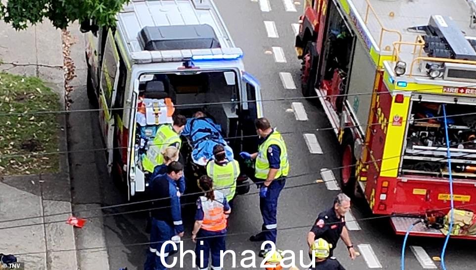 事故发生时,Kilic 先生正在庄园修理一辆四轮驱动车。他和他的儿子冲过去帮助这名妇女和男孩们——但在他货车下面的 Calvin 已经Kilic 先生告诉该出版物:“这只是悲伤,令人震惊。”“这个男孩处于休克状态并且流了一点血,所以我们安抚他并让他的学校朋友让他保持冷静,让他保持清醒。这位女士很震惊。学生们冲过去帮忙,但 Kilic 先生说“我们无能为力。”新南威尔士州教育部表示,在卡尔文不幸去世后,正在为学生和家庭提供咨询服务。一位发言人说:“我们对一名 Carlingford 高中学生的去世深感悲痛。” “在这个困难时期,我们的心与学生的家人、朋友和整个学校社区在一起。学校与家庭保持联系。正在为学生和教职员工提供健康支持,今天和明天还会向学校派遣额外的辅导员。'