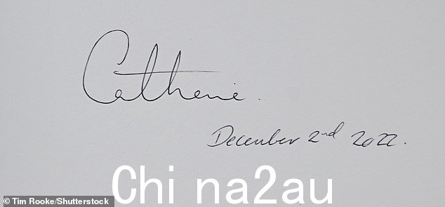 她选择了不要在书中使用她的王室头衔,而是简单地签上“凯瑟琳”,然后再添加今天的日期