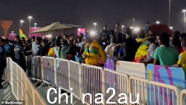 比赛开始时,人群开始散去,但突然间,数百人开始奔向安全屏障