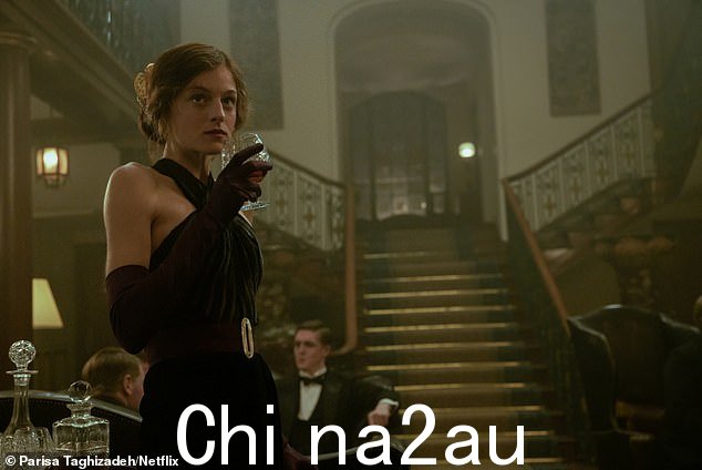 Corrin,与《王冠》中年轻的戴安娜一样出色,完全令人信服,成为另一个时髦、不幸的妻子,其丈夫克利福德爵士(马修达克特)不仅因战争受伤而瘫痪,而且也符合社会习俗。” class=