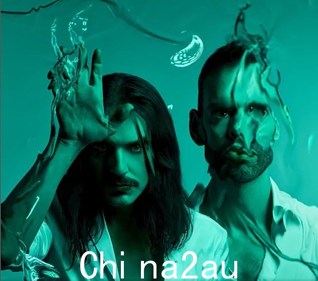 '我不是小鸡,我很不舒服!' Placebo 被迫推迟与 49 岁歌手 Brian Molko(左)的另一场演出,他承认自己有永久失去声音的风险