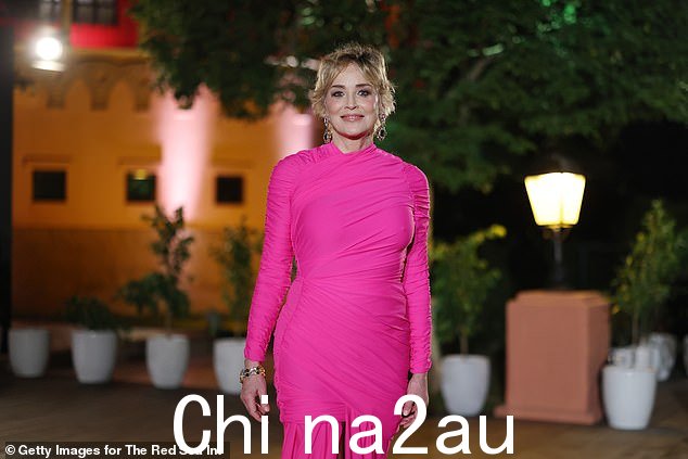 她的秘诀和窍门:Sharon 说她的一些窍门包括吃水果早餐、在她的游泳池里游上几圈、每晚睡八小时、做弓步,以及用山金车和死海盐洗澡