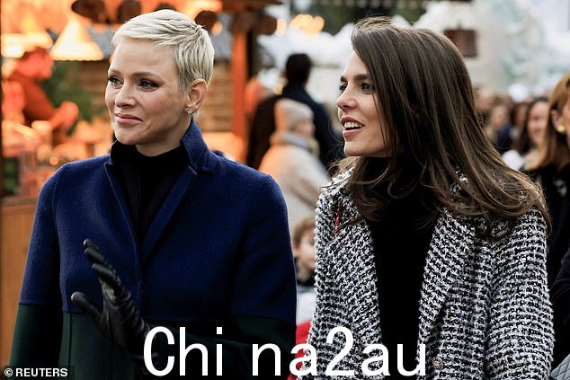 摩纳哥夏琳王妃(左)穿了一件混合海军蓝和深绿色的深色外套(图为夏洛特卡西拉吉今天在摩纳哥)