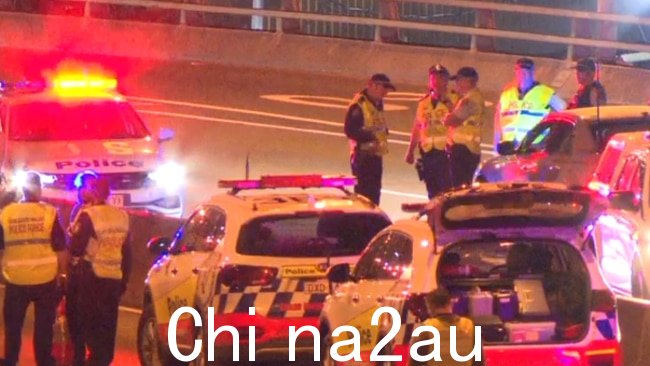 警方和事故调查人员正在询问周五之间在桥上的驾车者晚上 11:45 和 11:55,可能会有行车记录仪镜头出现。图片:Sky News