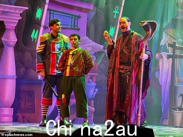 联合主演:James 与 Rob Cummings 一起饰演 Dame Widow Twankey,搞笑喜剧 The Man They Call G 饰演 Abanazar 和 G eorgia Rowland-Elliott 饰茉莉公主。 , 印象派 The Man They Call G 饰演 Abanazar 和 Georgia Rowland-Elliott 饰演茉莉公主</p><p class=
