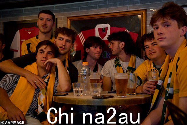 澳大利亚球迷观看 Socceroos 在 2022 年首场比赛中对阵法国队世界杯在悉尼的 Cheers Bar