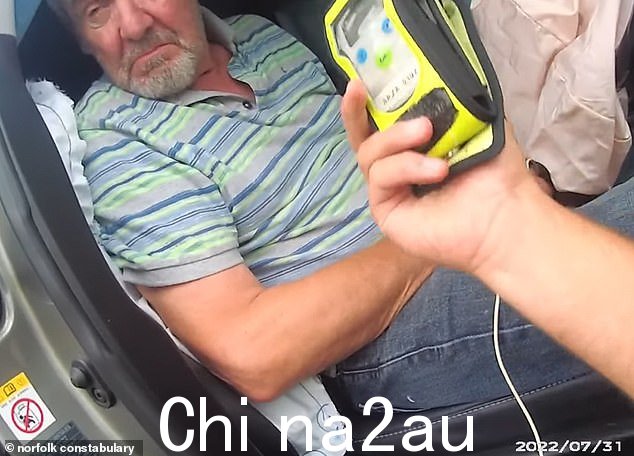68 岁的退休计算机工程师韦特被判入狱 8 年,尽管逮捕他的警官称他是“我见过开车时喝得最醉的人”。图为:韦特被捕时的警方随身摄像机镜头