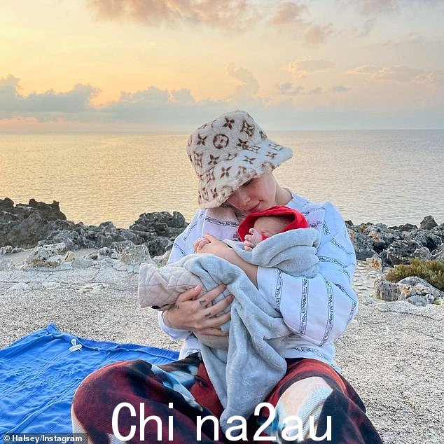 即将上映的传记片?这位大变脸的美容创始人在推特上发布了她的传记片:“有一天,一家工作室购买了制作它的权利,我说‘好吧!酷。’” class=