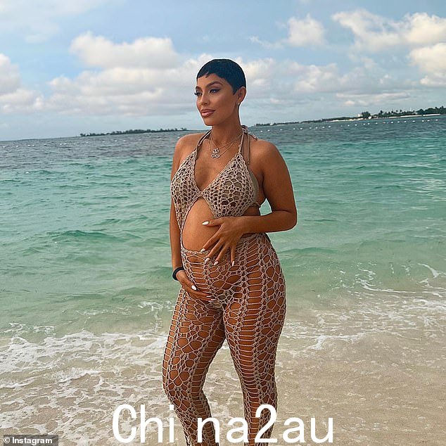 哇:Abby 分享了一个表情包,上面写着:'与天秤座共度一晚可以变成 3-4 年。当心。'她给它加上了标题:'D ** n!大声笑 1 晚变成了 4 年和 3 个孩子真的很快......我看不出这里有谎言 smh。你们在那里都很安全,'添加笑表情符号
