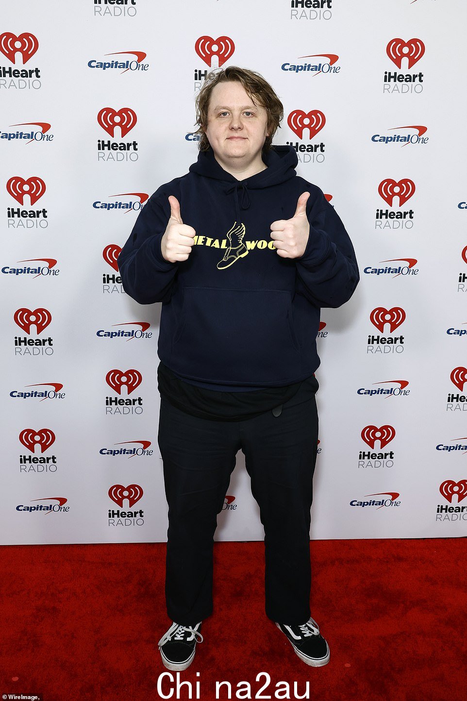竖起两个大拇指!刘易斯·卡帕尔迪 (Lewis Capaldi) 穿着连帽运动衫和经典 Vans 运动鞋,保持休闲风格,同时竖起两个大拇指