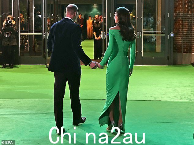 这对皇室夫妇在深夜罕见地公开秀恩爱,在他们走进芬威的米高梅音乐厅时短暂地牵着手