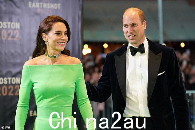 但是他们后来在会场内就座时分享了一个亲密的时刻,当他们靠在一起安静地交谈时,William 把手放在妻子的背上