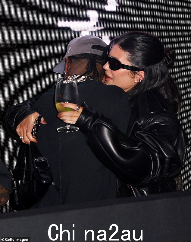 甜蜜:周五晚上,凯莉·詹纳 (Kylie Jenner) 搂着男友特拉维斯·斯科特 (Travis Scott),他们在巴塞尔艺术展期间在迈阿密参加了一场星光熠熠的派对,进行了一场罕见的爱情秀。” class=