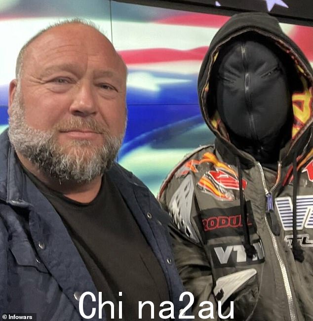 Kanye West 奇怪地出现在阴谋论者 Alex Jones 的 InfoWars 中,他说“我看到了希特勒的优点”