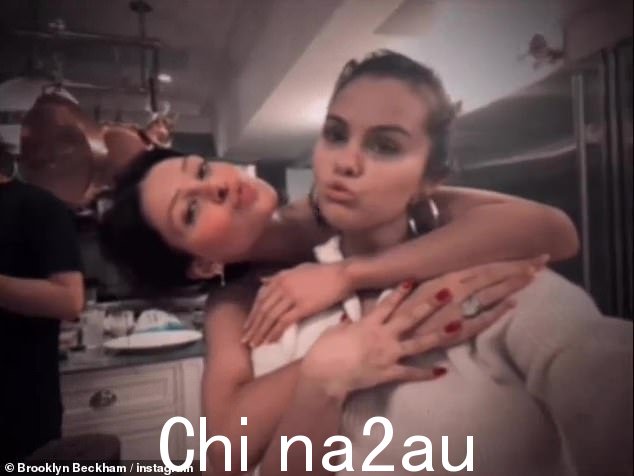 好朋友:这对已婚夫妇还与 Selena Gomez 一起庆祝了美国假期,后者分享了一段 TikTok 视频,深入了解了他们的一天