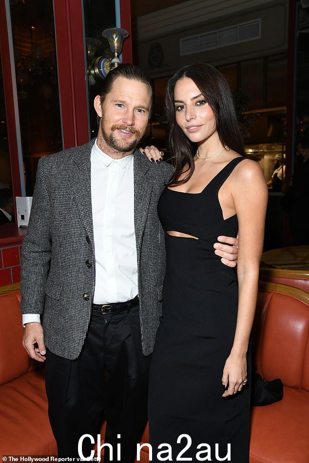 Glam:Genesis Rodriguez 穿着别致的黑色连衣裙与 Brian Geraghty 合影