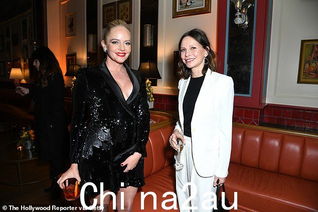 可爱:她剪短的深色头发是中分的,机智h 女演员用银色圈形耳环(与 Marley Shelton 合影)