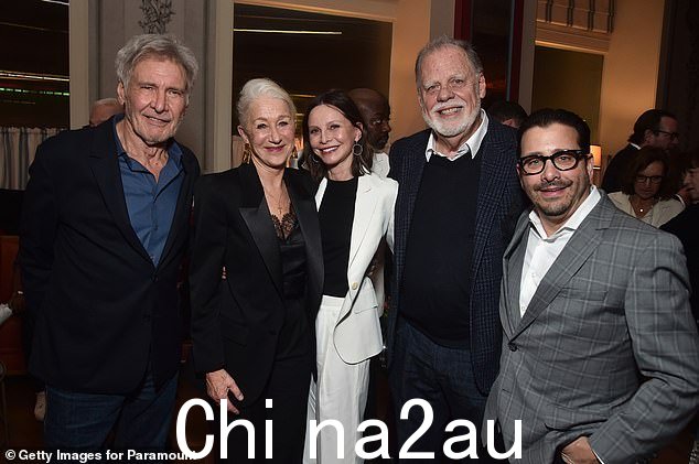 Say cheese:当他们与 Harrison 的一些合作明星合影,在活动中合影时,他们看起来精神抖擞