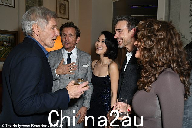 控股法庭:所有的目光都集中在哈里森身上,因为他愉快地与其他参加聚会的人聊天