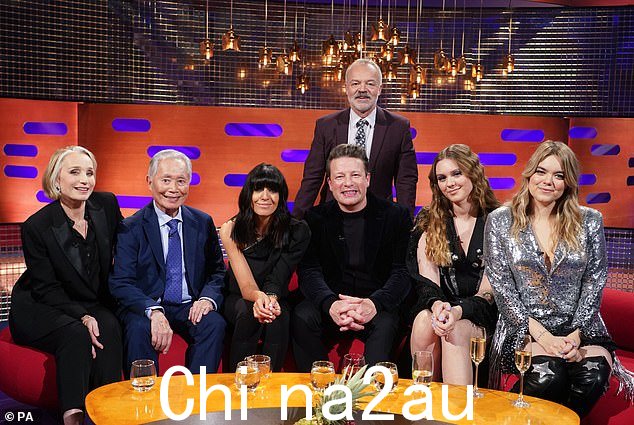 多棒的阵容:George 和 Kristin Scott Thomas、Claudia Winkleman、Jamie Oliver、Graham Norton 和 First 一起参加了节目Aid Kit (L-R)