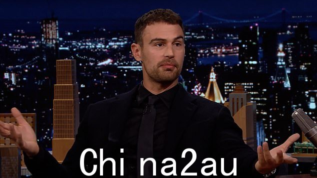 承认:37 岁的 Theo James 周五在今夜秀上透露,他在白莲花第二季首映式的热闹裸体场景中佩戴了假体阴茎