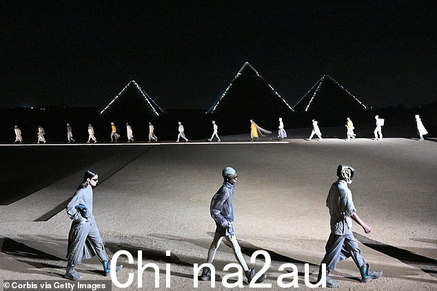 诡异:模特们在埃及走秀,背景是金字塔