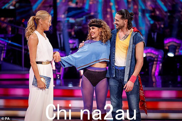 路的尽头:Kym Marsh(中)在周六与她的舞伴 Graziano Di Prima 成为第 10 位被投票退出比赛的明星后,主持人 Tess Daly(左)安慰了她