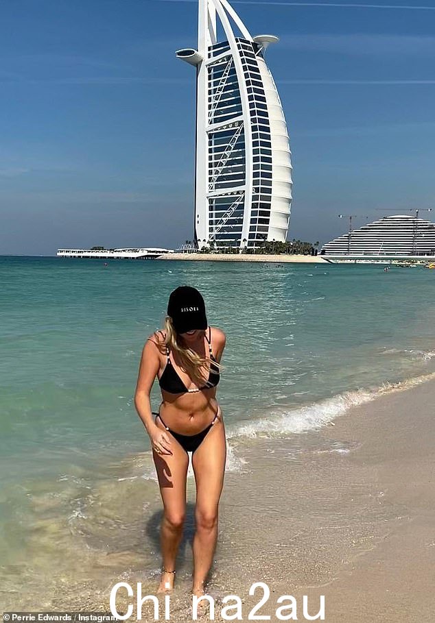 Stunner:这是在 Perrie 周五在阳光普照的旅行中炫耀自己的身材之后,看起来简直是耸人听闻