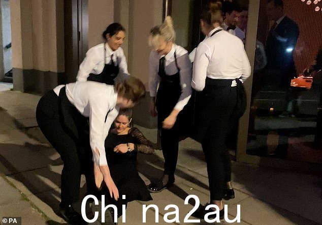 Salt Bae's Knightsbridge 牛排馆的工作人员,在动物叛乱的示威者抗议期间将一名环保活动家带走,Animal Rebellion 是 Extinction Rebellion 的一个分支