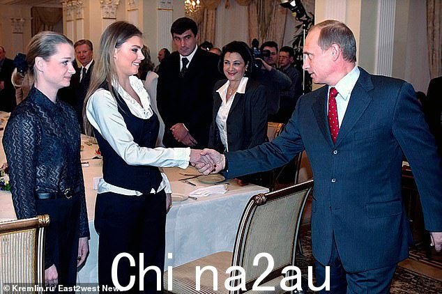 Alina Kabaeva 在 2004 年奥运会上获得金牌后,在克里姆林宫与其他体操运动员会面时与弗拉基米尔普京握手