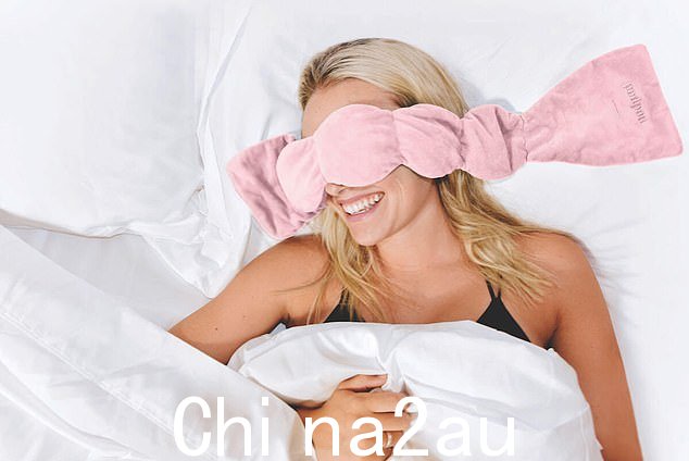 这款眼罩的柔软针织棉中内置小珠子,可为眼睛增加温和的压力以促进睡眠。面膜可调节且无气味