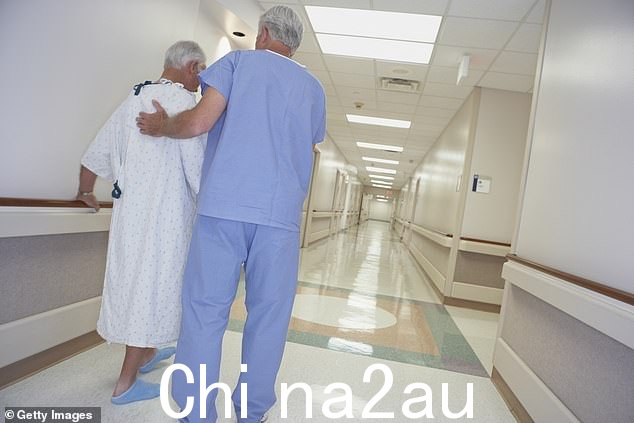 家庭成员说年长的亲戚已经进入病房进行简单的手术,例如髋关节置换术,并且不必要地放在成人尿布中或连接到导尿管 ¿ 将尿液漏入袋子 ¿ 因为工作人员没有时间带他们上厕所。这会阻止膀胱正常工作