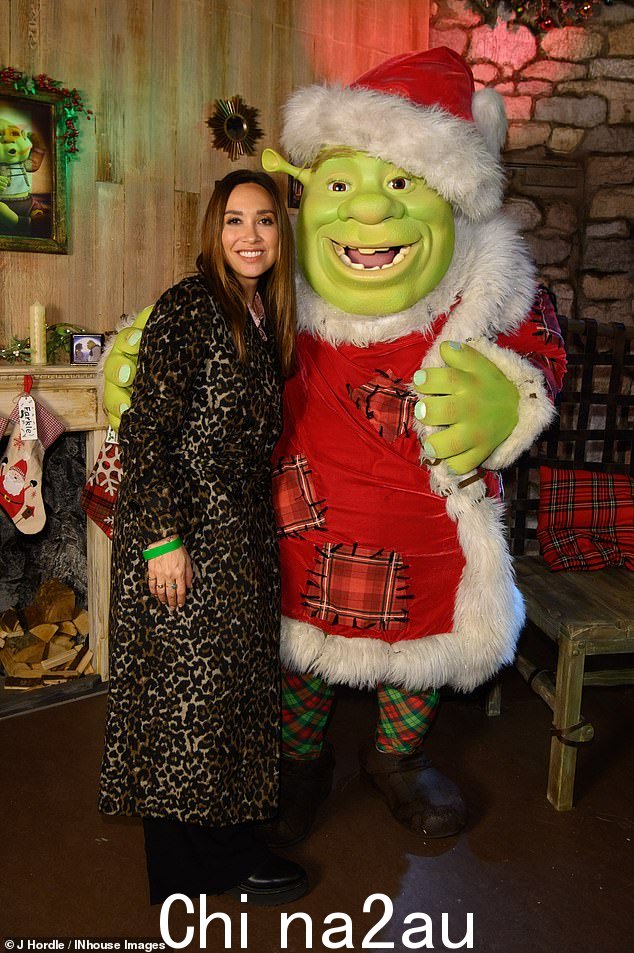 华丽:主持人 Myleene,44 岁,身穿豹纹外套,搭配黑色长裤和 ma tching leather shoes