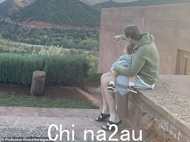 Candid:这位 39 岁的说唱歌手在接受 MailOnline 的独家采访时做出了令人心酸的坦白,他还透露,他在成名后感到“忘恩负义”,因为他预计这会“免除他过去的创伤(与儿子 Slimane 合影)