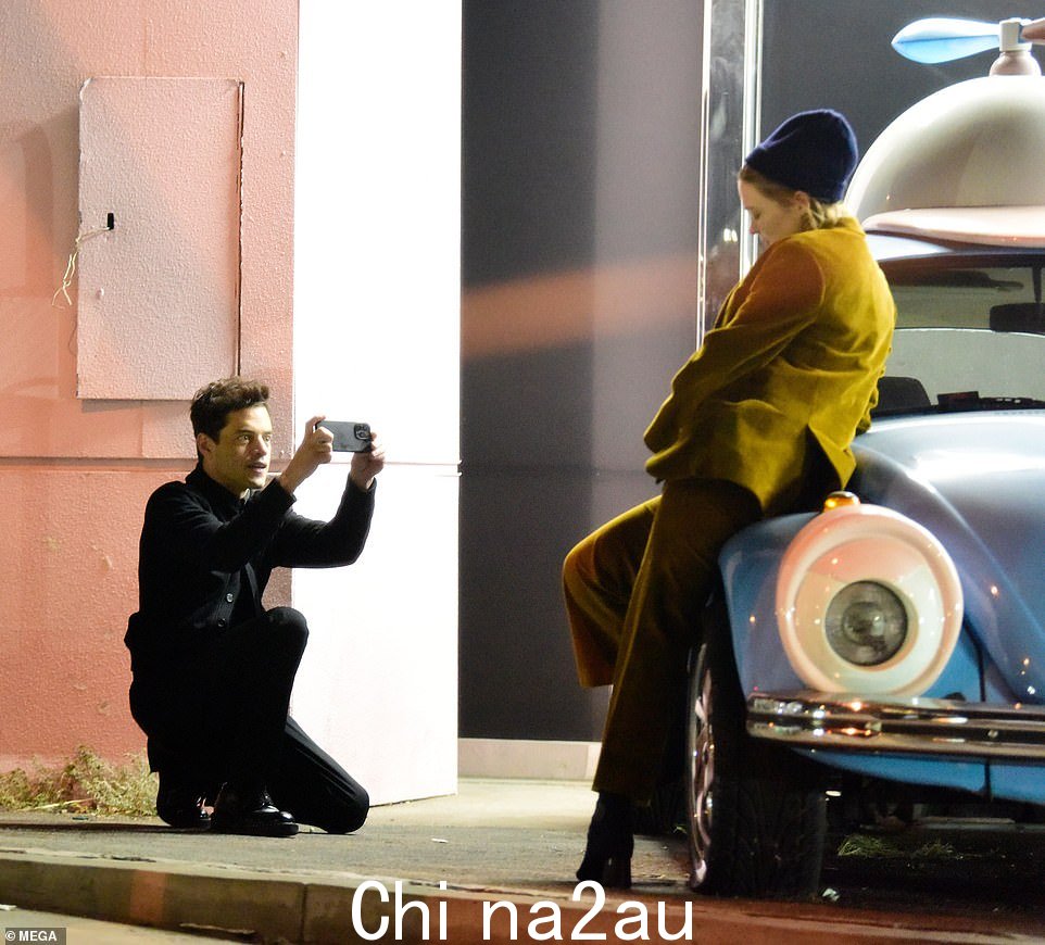 Snap happy:有人看到 Rami 跪在人行道上给 Lea 拍照,背景是她的 Louis Vuitton 广告牌