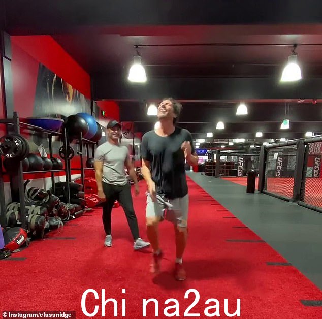 Colin 称赞他的教练让他在健身之旅中保持动力。'你在生活中遇到一些真正帮助和激励你的人,Adam 就是其中之一!还有很多事情要做做(啤酒肚),'他补充说