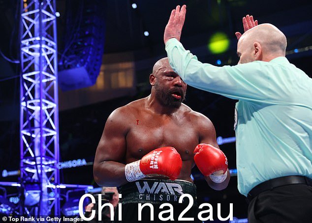 真的很担心Chisora,她的眼睛肿了,看起来很糟糕在第 10 轮裁判宣布取消之前