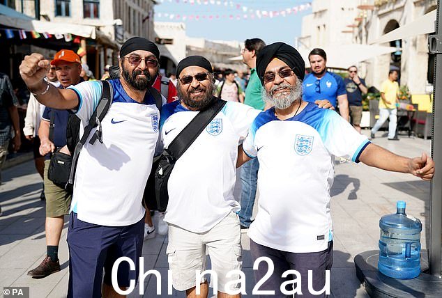 今晚在卡塔尔 Al Khor 的 Al-Bayt 体育场举行的 FIFA 世界杯 16 强赛之前,英格兰球迷参观了多哈的集市区