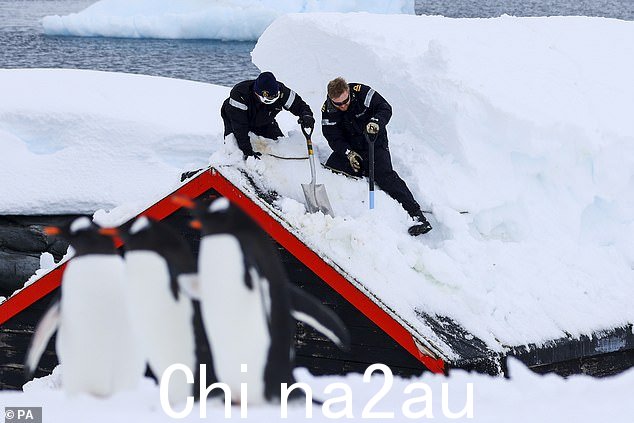 皇家海军水手前来帮助四名妇女,她们在大雪掩埋了一些建筑物后在一个与世隔绝的南极科学基地工作
